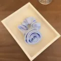 Eleganter hellblauer Satin-Scrunchie mit großer 3D-Stoffblume für Damen-Frisuren - Hellblau