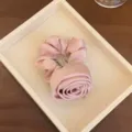 Eleganter rosa Satin-Haargummi mit großer 3D-Rose für Pferdeschwanz - Lotusrosa