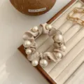 Elegante elastico per capelli color champagne con grandi perle bianche per acconciature - Kaki