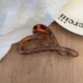 Eleganter großer Haarklammer in Herzform mit Schildpattmuster und mattem Finish - Bernsteinbraun