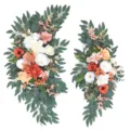 Gros plan détaillé de la composition florale artificielle pour arche de mariage avec des roses. - Couleur caramel
