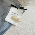 Eleganter cremefarbener Haarclip aus Acetat in Schleifenform für Damen und Mädchen - Schleife-Stil / Milchweiß