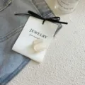 Cremefarbene Mini-Haarklammer aus Acetat in Gelee-Optik für Damenfrisuren und Seitenhaar - Krallen-Clip-Stil / Milchweiß