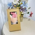 Bouquet de tulipes au crochet fait main en boîte cadeau, idéal pour la décoration. - Bouquet de tulipes roses et blanches avec boîte