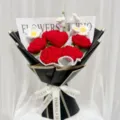 Bouquet de fleurs au crochet fait main avec roses rouges et coeur pour cadeaux de Saint-Valentin. - Bouquet de Fleurs Cœur Rose / Rouge