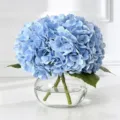 Gros plan détaillé d'hortensias bleus artificiels dans un vase en verre rond transparent. - JS083 Hortensia Bleu (Y Compris Bouteille)