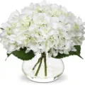Gros plan détail de fleurs d'hortensia blanches artificielles en vase en verre avec de l'eau imitée - JS082 Hortensia Blanc (Y Compris Bouteille)