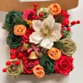 Magnifique coffret cadeau DIY de fleurs artificielles de Noël avec roses et belles cloches. - Style boîte cadeau de Noël