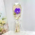 Nahaufnahme Detail von handgemachter Pfeifenreiniger lila Hibiskus Blumenstrauß transparent. - Taroviolett