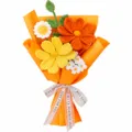 Détail de bouquet de fleurs au crochet fait main, arrangement floral en tricot exquis. - Jaune