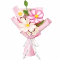 Détail d'un bouquet de fleurs au crochet fait main, cadeau d'anniversaire idéal et déco. - Rose