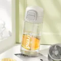 Tritan Kunststoff Trinkflasche mit Strohhalm, tragbarer Becher für Schüler, sturzfest - 560ml / Weiß