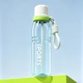 Tragbare transparente Plastiktrinkflasche mit Strohhalm, Skala und praktischer weißer Kordel. - Weiß