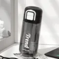 Tragbare Tritan Kunststoff Trinkflasche mit Strohhalm, schwarz-weisses Design, 400ml Modell. - 560ml / Schwarz