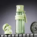 Mintgrüne 820ml Kunststoff-Wasserflasche mit Doppeltrink-Strohhalm und Tragegurt für Sport und Alltag. - 820ml / Grün