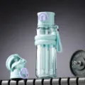 Eisblaues 820ml Kunststoff-Wasserflasche mit Strohhalm und Doppeltrinkanschluss für Sport. - 820ml / Blau