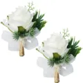 Vista dettagliata della boutonnière di rosa bianca artificiale con foglie verdi per matrimonio. - Corsage
