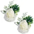 Vista dettagliata di corsage da polso con rose bianche, foglie verdi e perle eleganti. - Corsage da polso