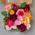 Boîte cadeau de fleurs artificielles avec roses et pivoines mélangées pour la décoration et mariage. - LH496