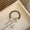Elegante bruine elastische haarband met crème acetaat strik, close-up SKU-weergave - Parelmoerwit