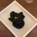 Eleganter schwarzer 3D-Stoffrosen-Haargummi für anspruchsvolles Haarstyling - Schwarz