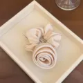 Eleganter cremefarbener Satin-Haargummi mit Rosenblüte für Damen - Gebrochenes Weiß