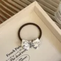 Elegante haarelastiek met gemarmerde acetaatstrik en donkerbruine elastische band - Grijs Wit Patroon