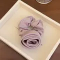 Elegantes altrosa 3D-Blumen-Haargummi aus seidigem Satinstoff - Hellviolett