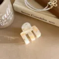 Pince à cheveux élégante en acétate marbré crème, design géométrique - Style Géométrique Ajouré / Blanc Sirène