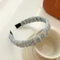 Elegante lichtblauwe geweven tweed haarband met een breed geplooid textuurontwerp. - Blauw