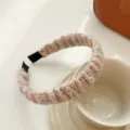 Elegante handgemaakte geweven wollen geplooide hoofdband in beige neutrale tinten - Roze