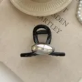 Eleganter schwarzer Haarklammer mit silbernem Metall-Oval-Akzent für minimalistisches Styling - Schwarze Haarkralle / Schwarz