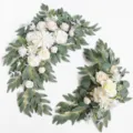 Nahaufnahme Detail von handgefertigten weißen Rosen Eukalyptus Hochzeitsbogen Blumendekor. - 23 Große Größe YB004