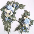 Vue détaillée de l'arrangement floral d'arche de mariage fait main avec roses bleues et blanches. - Nouveau modèle 2023 GM003