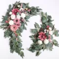 Vue détaillée de fleurs artificielles faites à la main pour arche de mariage et eucalyptus. - Nouveau modèle 2023 GM005