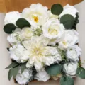 Vue détaillée d'une boîte de bouquet de roses et pivoines artificielles blanches avec eucalyptus. - Blanc
