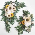 Détail de composition florale de mariage faite main avec tournesols et roses artificiels. - Nouveauté 2023 GM008