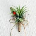 Boutonnière de mariage en succulente artificielle style forêt avec pomme de pin et ficelle. - Plantes aquatiques ananas pour aquarium