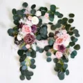 Vue détaillée de fleurs artificielles pour arche de mariage avec roses et eucalyptus. - GM006 champagne