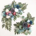 Compositions florales artificielles bleues et blanches pour arche de mariage avec eucalyptus. - 23YB004
