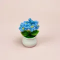 Plante en pot de fleurs bleues au crochet faites main, jolie décoration florale. - Produit fini – myosotis bleu en pot