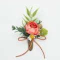 Gros plan de la boutonnière pivoine artificielle, accessoire floral de mariage rustique. - Rouge Orangé
