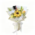 Vue détaillée du bouquet de fin d'études tournesol en cure-pipe fait main avec poupée. - Jaune Oie Clair