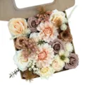 Détail de la boîte cadeau de fleurs artificielles avec roses et dahlias mélangés. - LH505