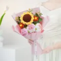 Bouquet de fleurs au crochet fait main avec tournesol et roses dans un joli papier rose. - Rose