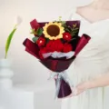 Bouquet de fleurs au crochet fait main tournesol et roses pour cadeau de fête et mariage. - Rouge