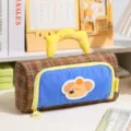 Handgehaltenes Plüsch Federmäppchen im Karomuster mit süßem Hund, große Schreibwaren Tasche. - Orangen-Hündchen (Blau & Braun kariert)
