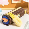 Niedliches Karomustertes Federmäppchen mit Plüschgriff und Hundedesign, 22.5x8x8cm. - Orangen Hund / Dunkelkaffee Kariert