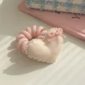 Roze hartvormige haarring met parels en spiraalkoord voor een elegante haarstijl - Roze