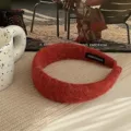 Elegante diadema ancha de lana roja con textura suave para peinados de otoño e invierno - Rojo